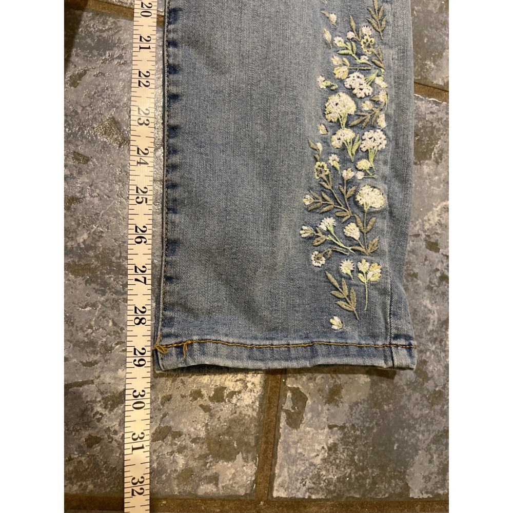 Style & Co Jeans Women's Size 8 Straight Leg Floral Embroidered Light Wash Denim - Picture 11 of 13